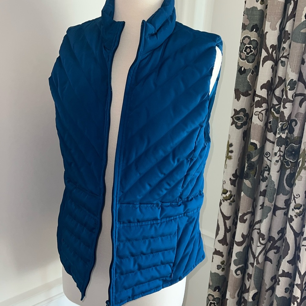 Loft quilted vest NWT. Size M in a blue color. Beautiful!